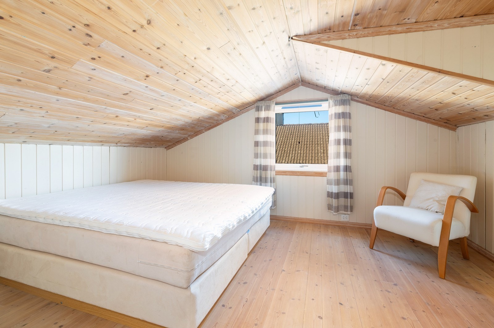 Innredet soverom i loftsetasjen. Merk at etasjen er godkjent som "lekerom/loft" og at det ikke foreligger plantegninger over etasjen i byggesaksmappen. Se mer i salgsoppgaven. Galleribilde