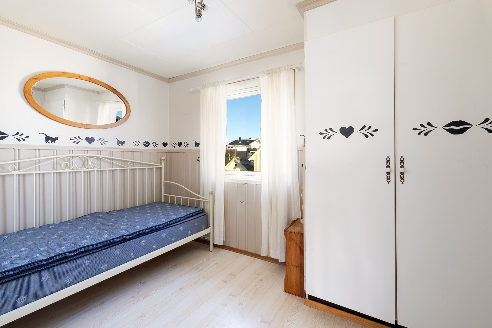 I hovedetasjen finner du to soverom. Begge er av god størrelse. Galleribilde