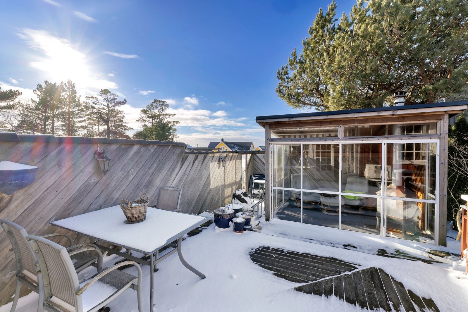 Her sitter du lunt og usjenert med kveldssol sommerstid. Galleribilde