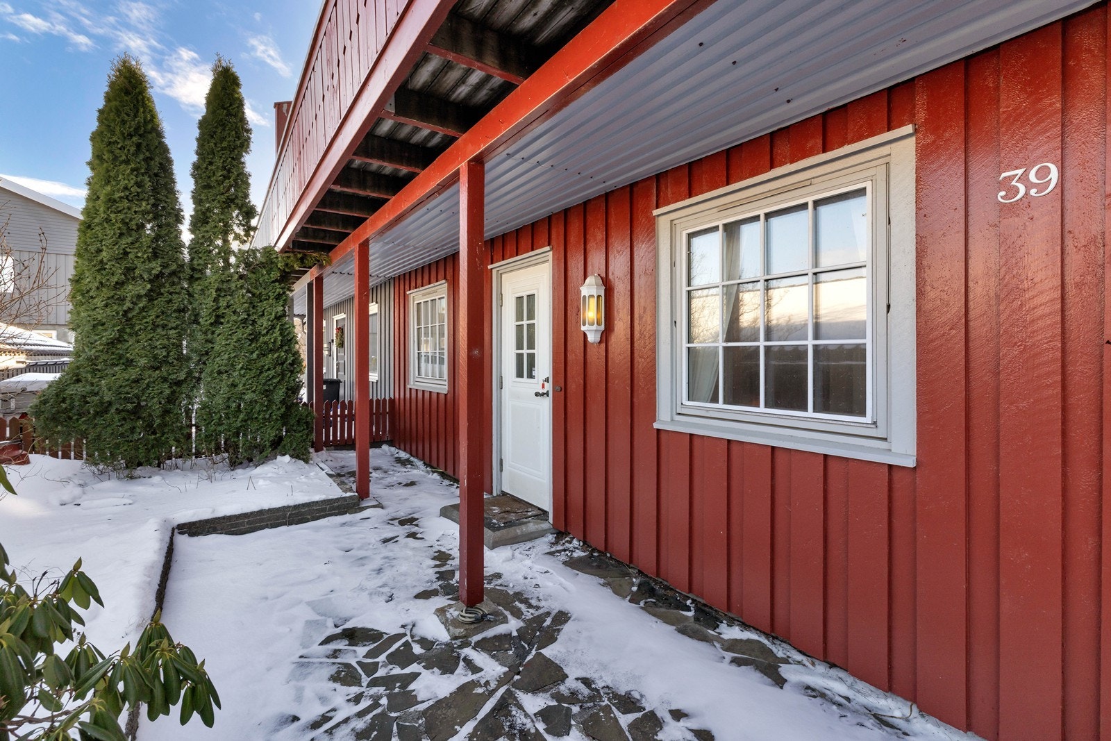 Pent overbygget inngangsparti. Galleribilde