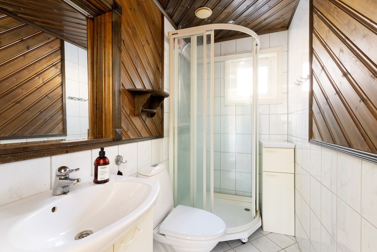 Bad oppe. Badet lekker og bør ikke brukes. Lekkasje stammer antagelig fra avløp. Galleribilde