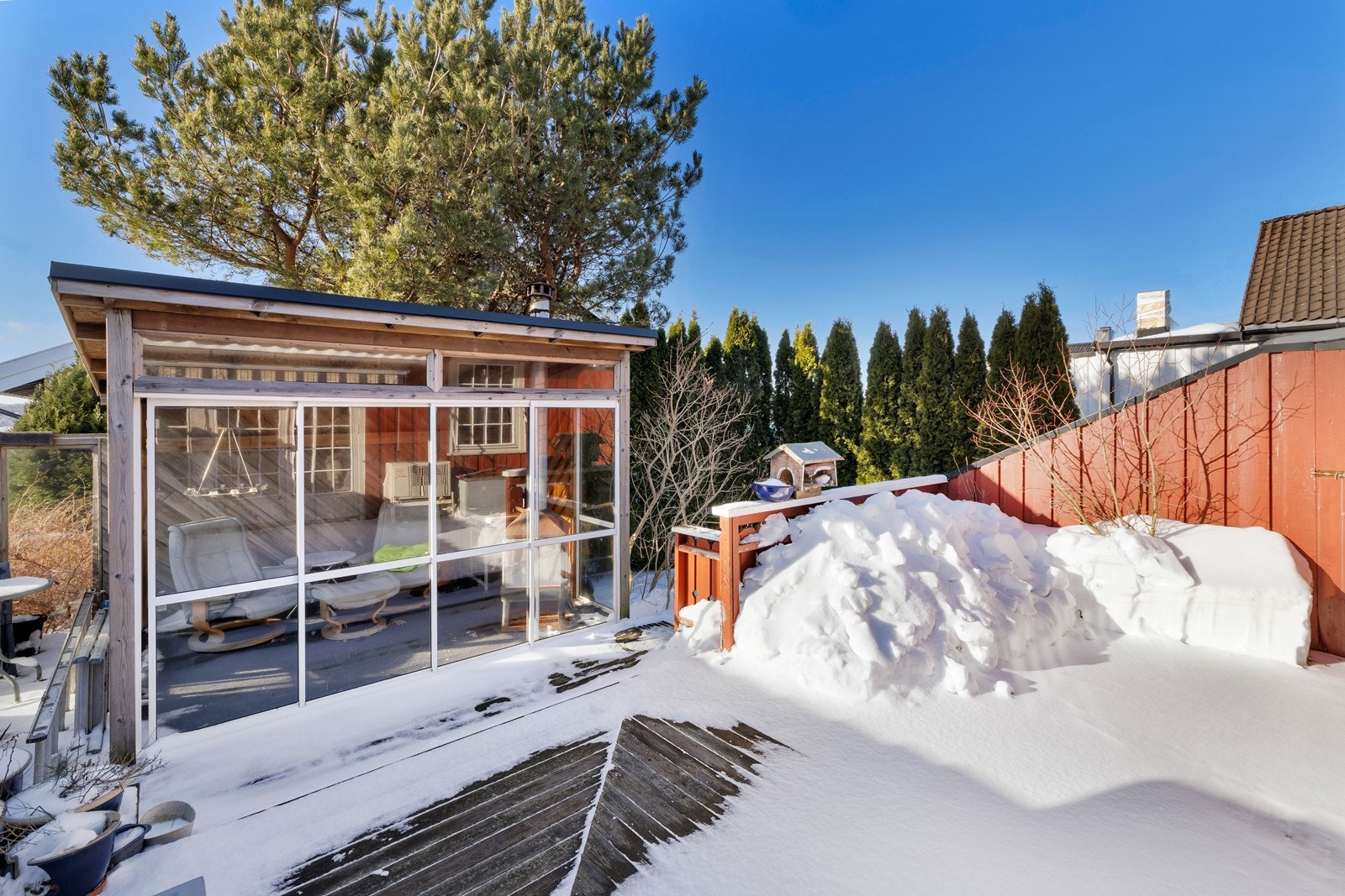 På terrassen er det oppført en hagestue. Galleribilde