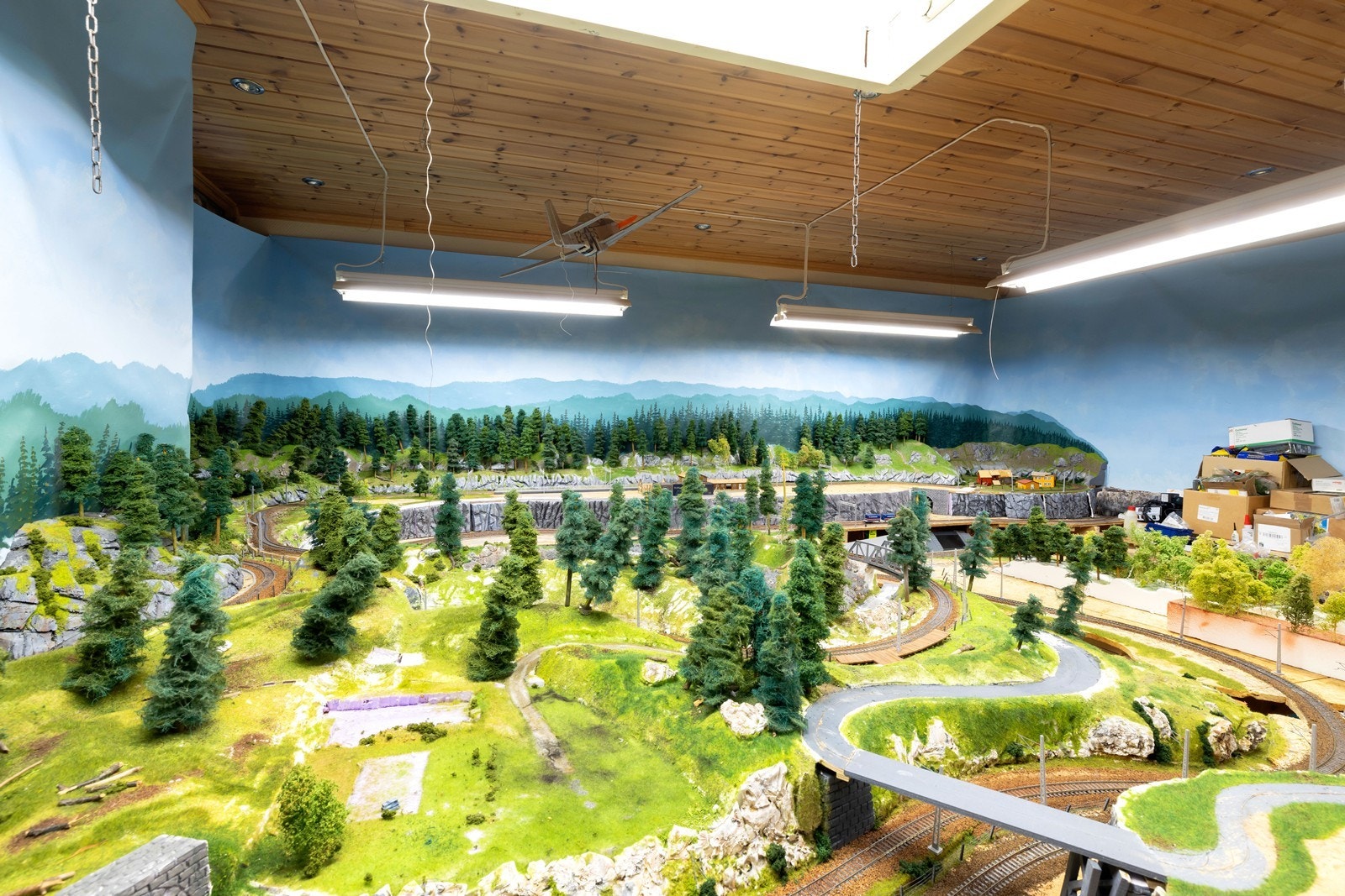 Romslig disponibelt rom nede er innredet med forhøyet togbane. Galleribilde