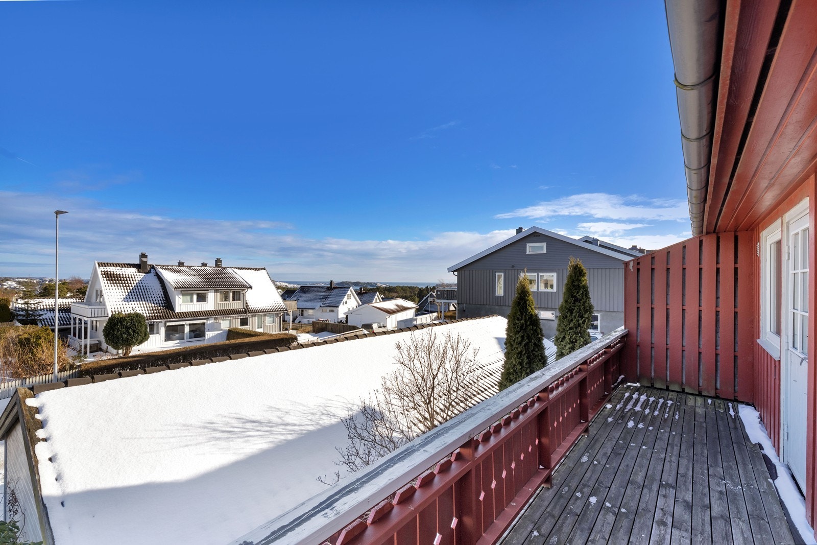 På altanen er det sol fra tidlig morgen og flott utsikt. Galleribilde