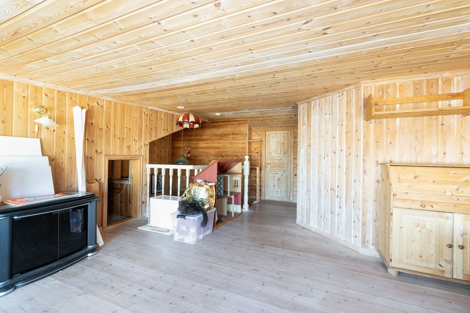 Loftet er innredet med loftstue, soverom og boder/kott. Galleribilde