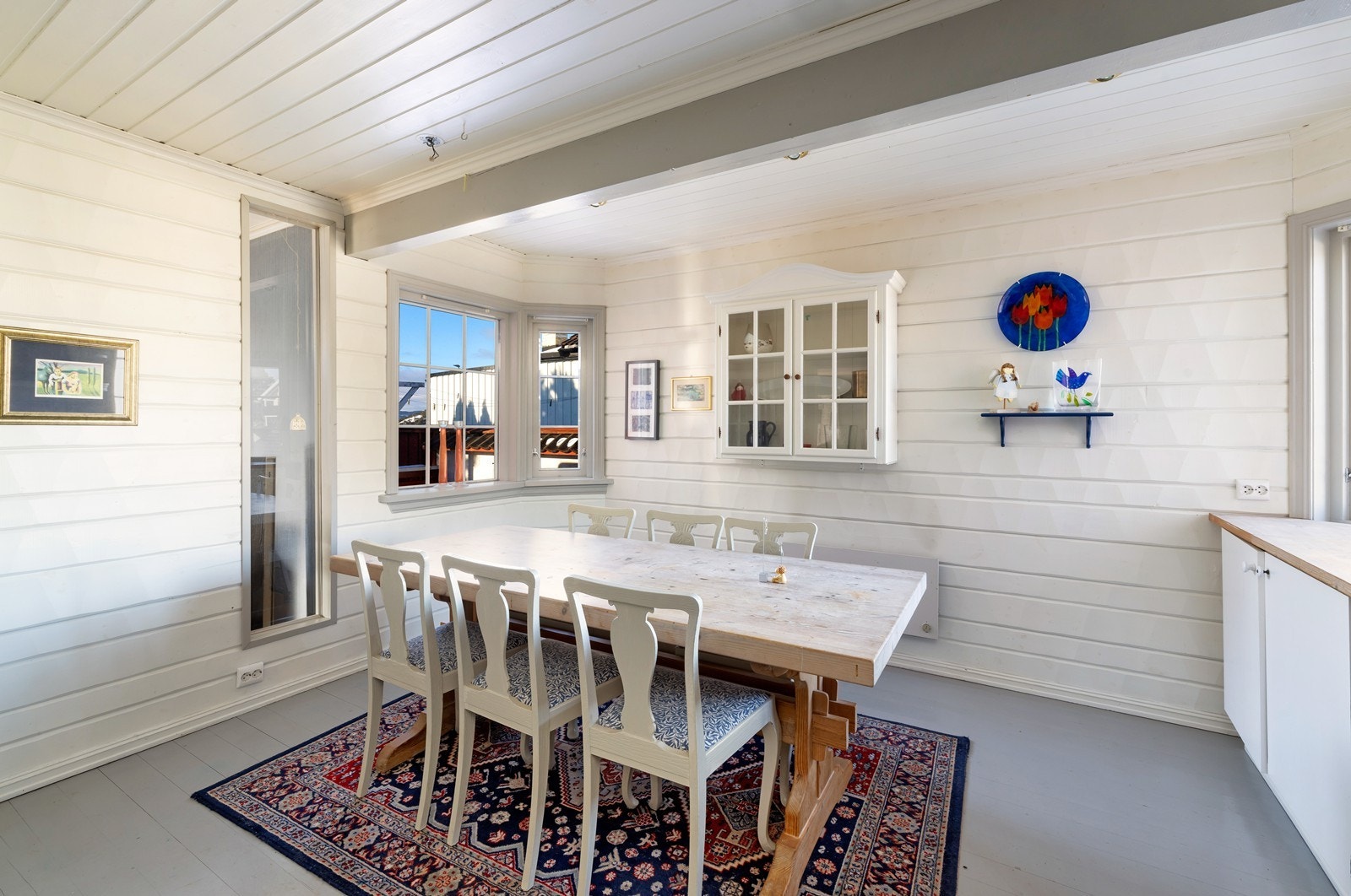 På kjøkkenet er det god plass til spisegruppe. Galleribilde