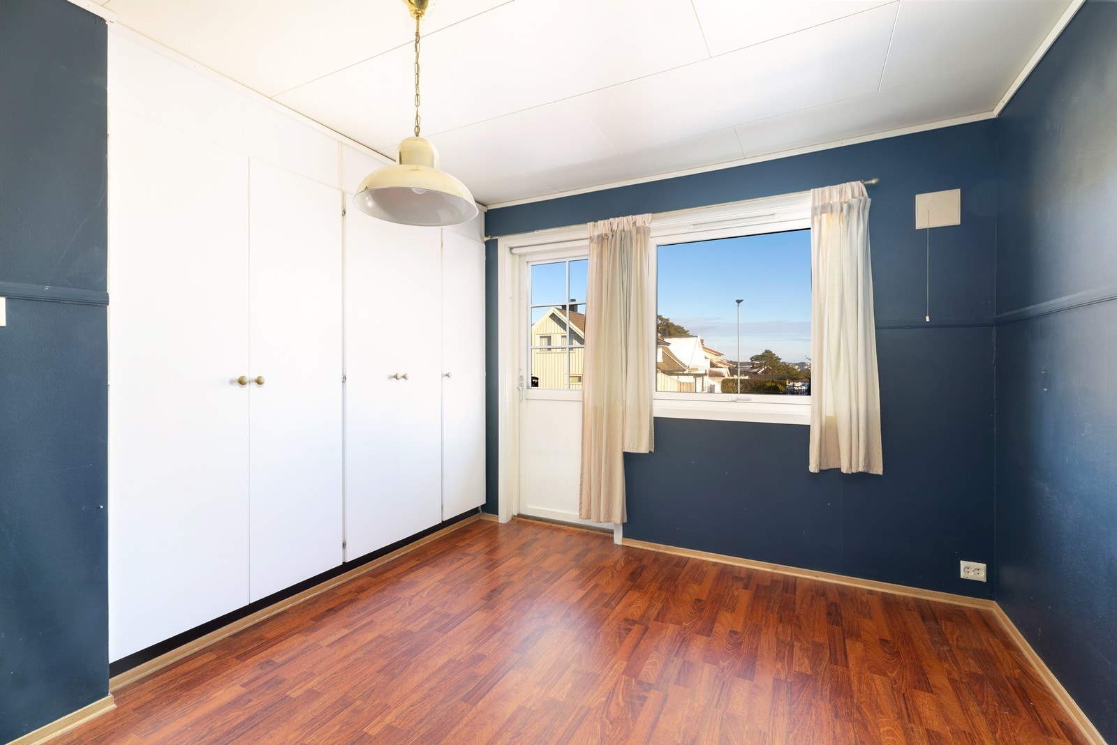 Det største av soverommene har plassbygget garderrobeløsning og utgang til altan. Galleribilde