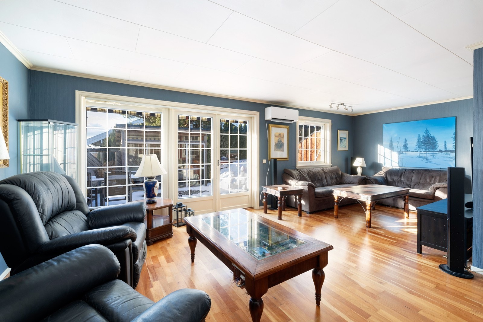 Fra stuen er det videre adkomst til en usjenert terrasse med gode solforhold. Galleribilde