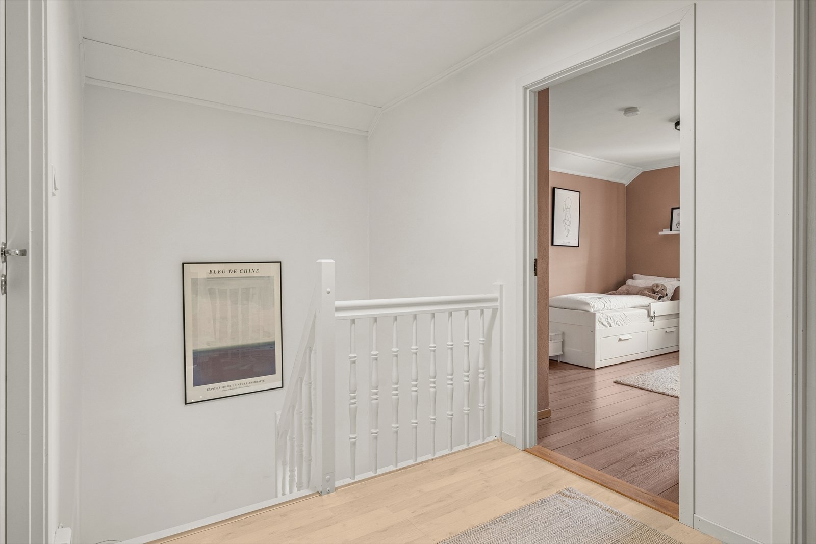 Følger man trappen opp til andre etasje finner man tre soverom og ett bad. Galleribilde