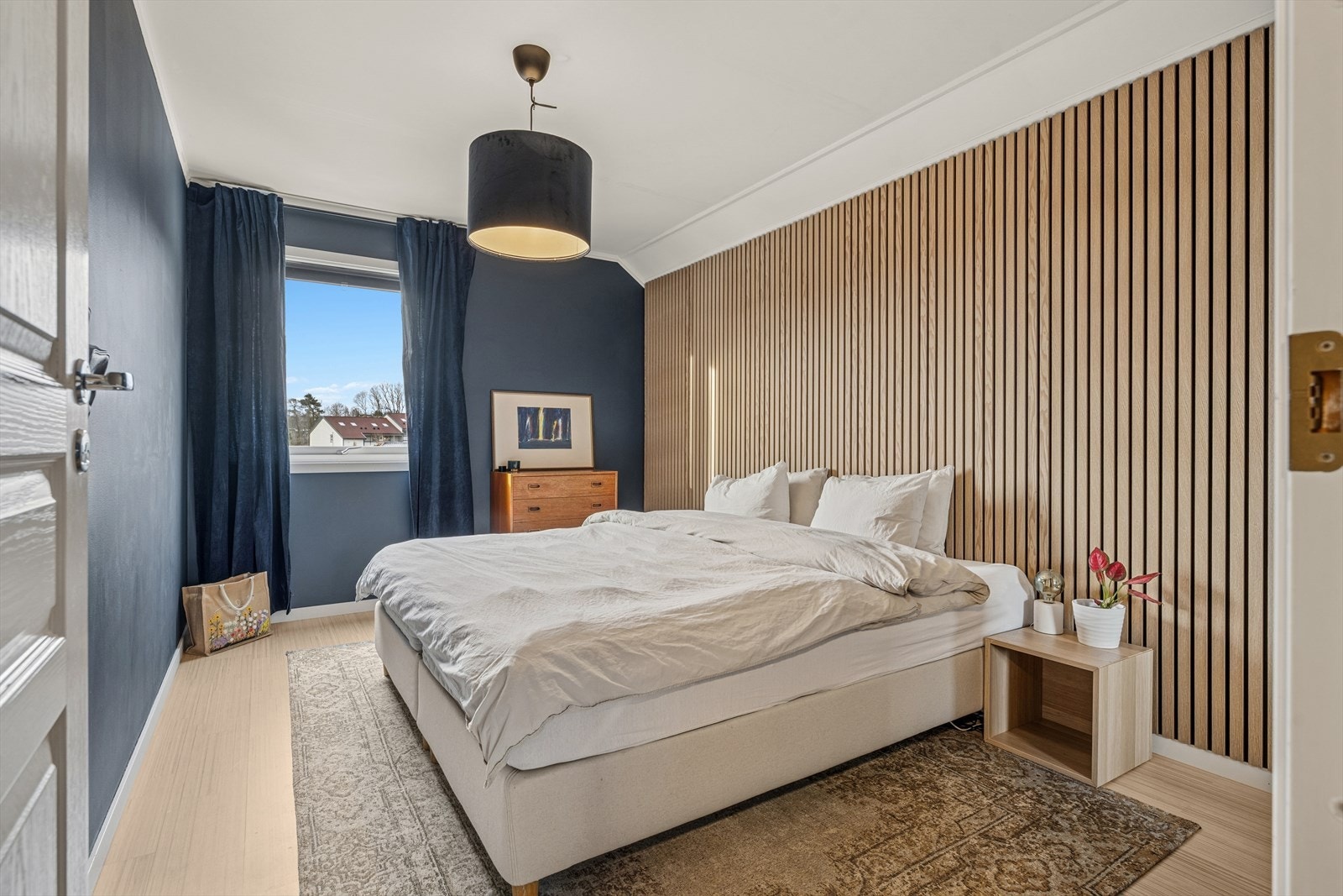 Hovedsoverommet er av god størrelse og har god plass til dobbeltseng og tilhørende møblement. Galleribilde