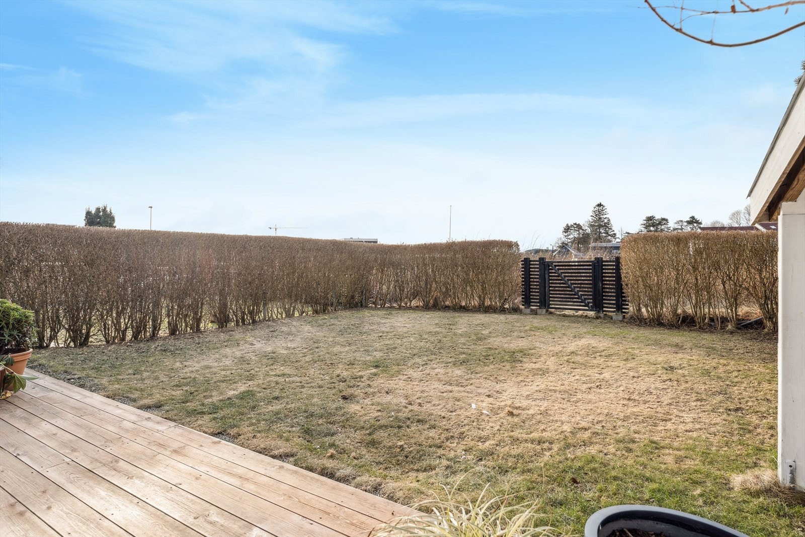 Uteområdet er flott opparbeidet med en romslig hage og en stor terrasse på hele 40 kvm hvor man har god plass til å møblere med både sittegrupper og grill. Et flott uteområde med god boltreplass, hvor både store og små vil trives! Galleribilde