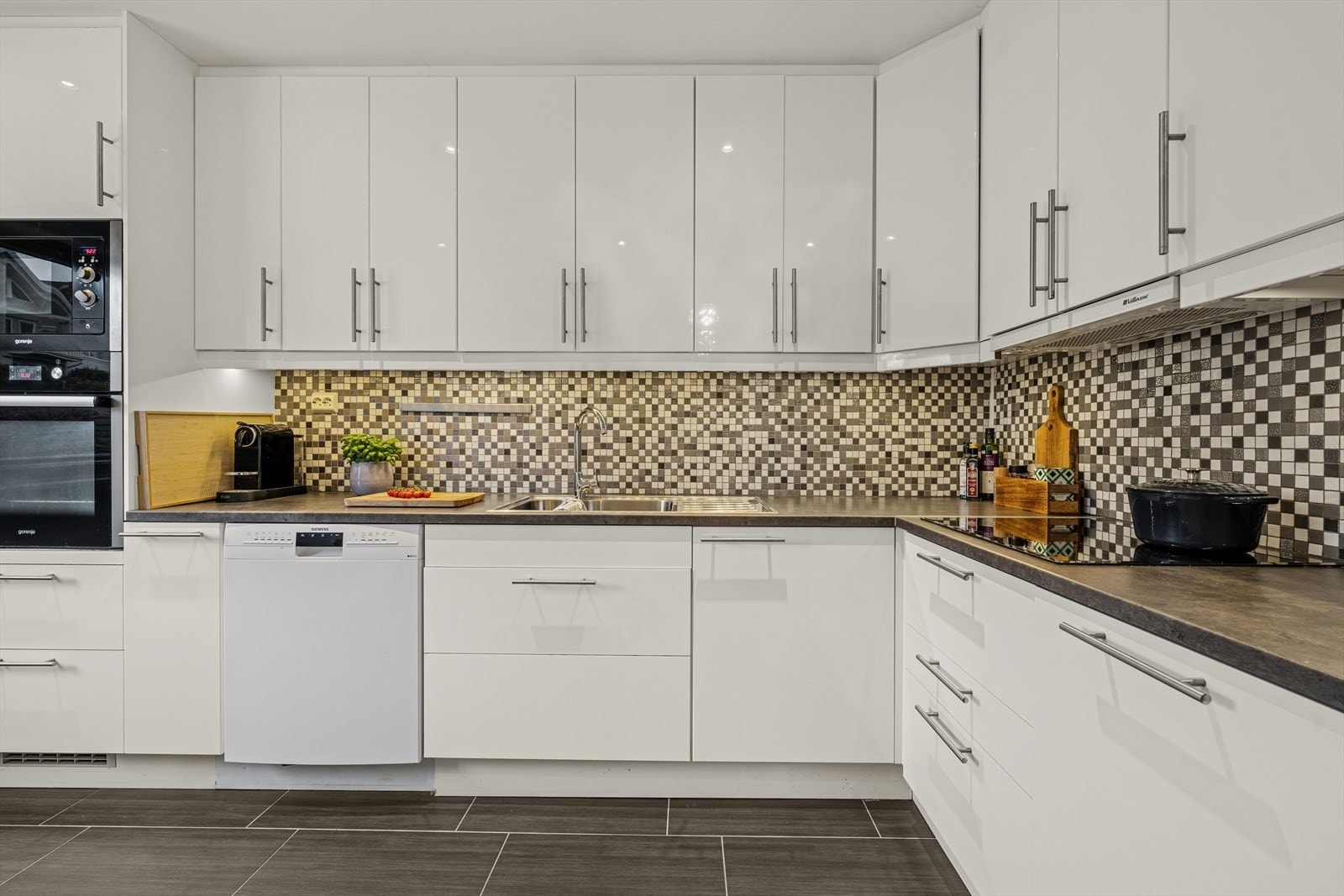 Kjøkkenet er ellers utstyrt med frittstående kombiskap, oppvaskmaskin, stekeovn, mikrobølgeovn, koketopp og kjøkkenventilator med avtrekk ut. Galleribilde