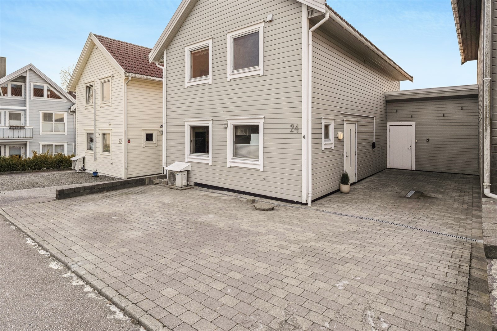 Gårdsrommet er pent opparbeidet med belegningsstein og har god plass til parkering av flere biler. Elbillader montert i 2025. Galleribilde