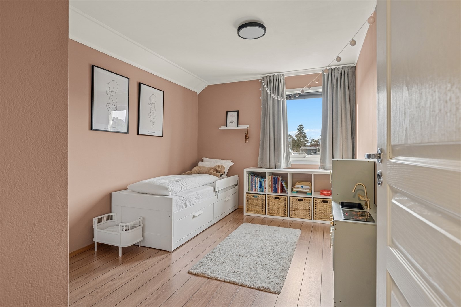 Soverom 2 er også av god størrelse og passer ypperlig som barnerom, gjesterom, kontor eller lignende. Galleribilde