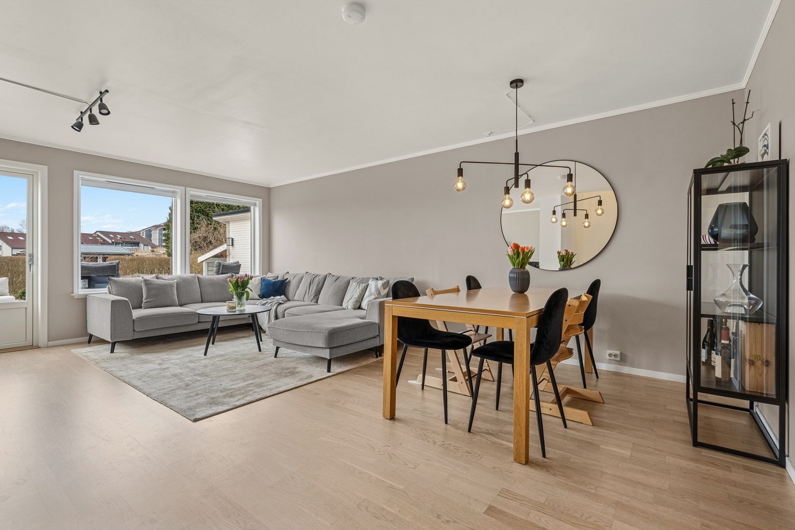 Stuen er lys og innbydende oppholdsrom med store vindusflater som gir rikelig med naturlig lys og flott utsyn mot uteplassen. Galleribilde