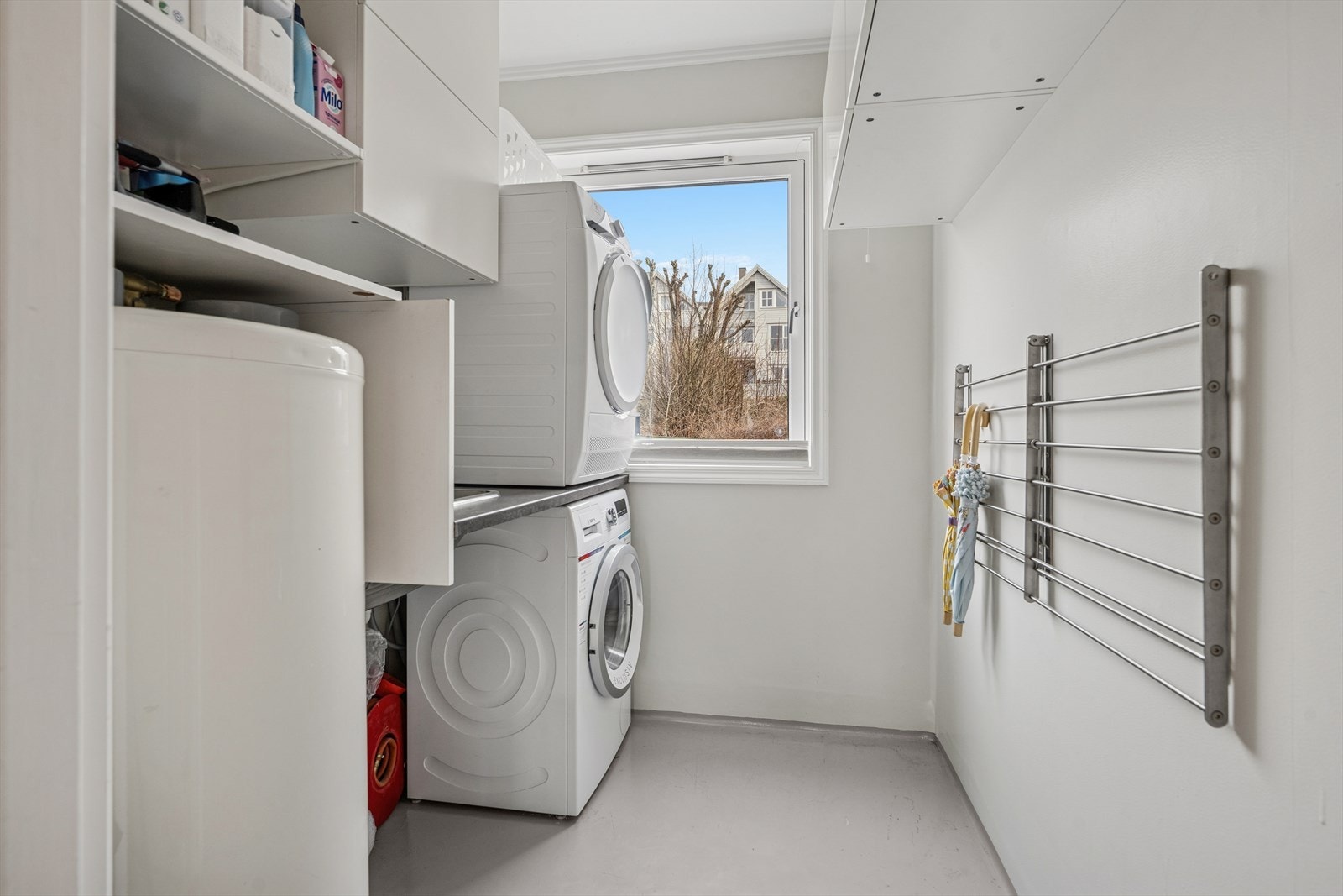 Vaskerommet er innredet med grått vinylbelegg på gulv og lysmalte plater på vegg. Rommet er ellers utstyrt med lagringsplass, varmtvannsbereder, utslagsvask, opplegg for vaskemaskin og har i tillegg plass til tørketrommel. Galleribilde