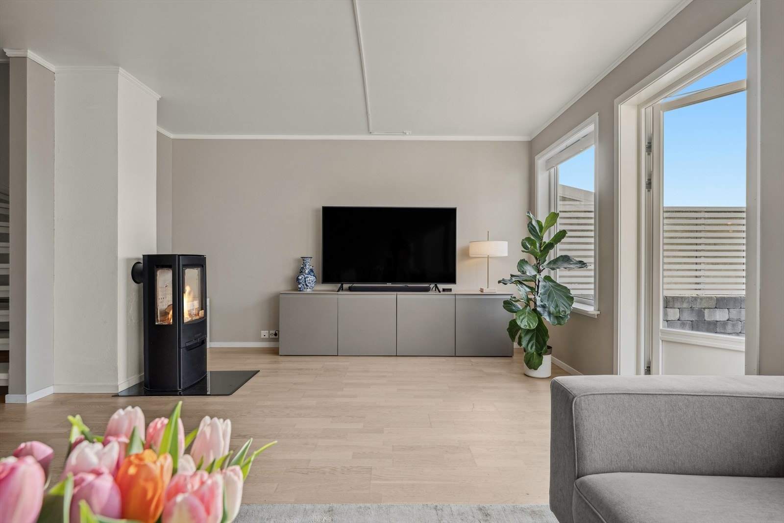 Stuen er utstyrt med både vedovn og varmepumpe som sørger for god- og energieffektiv oppvarming. Galleribilde