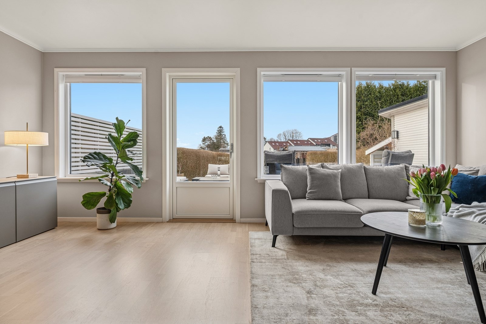 Fra stuen har man utgang til uteområdet. Terrassedøren ble byttet i 2025. Galleribilde