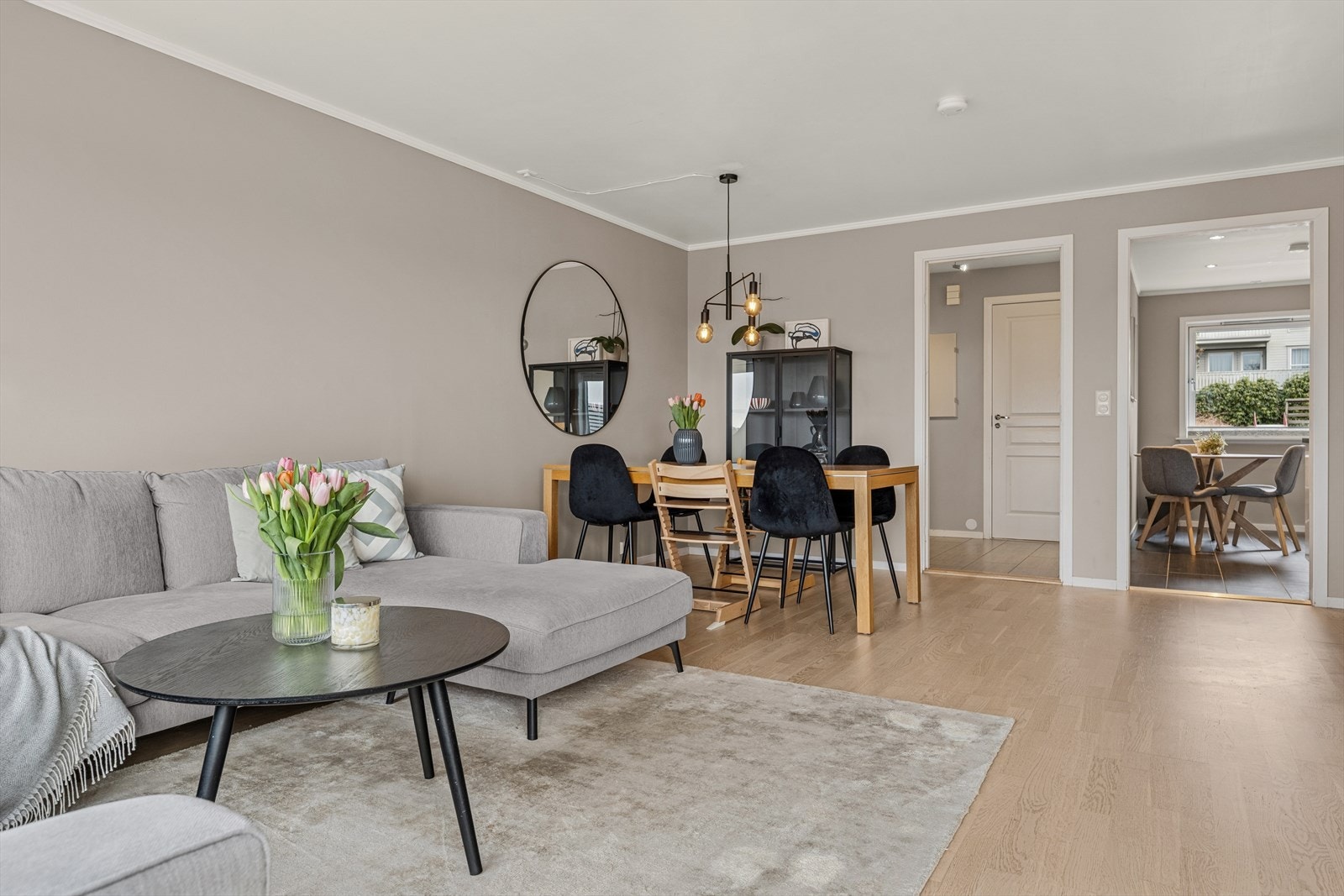 Gjennomgående i boligen er malte flater i tidløse og nøytrale farger. Galleribilde