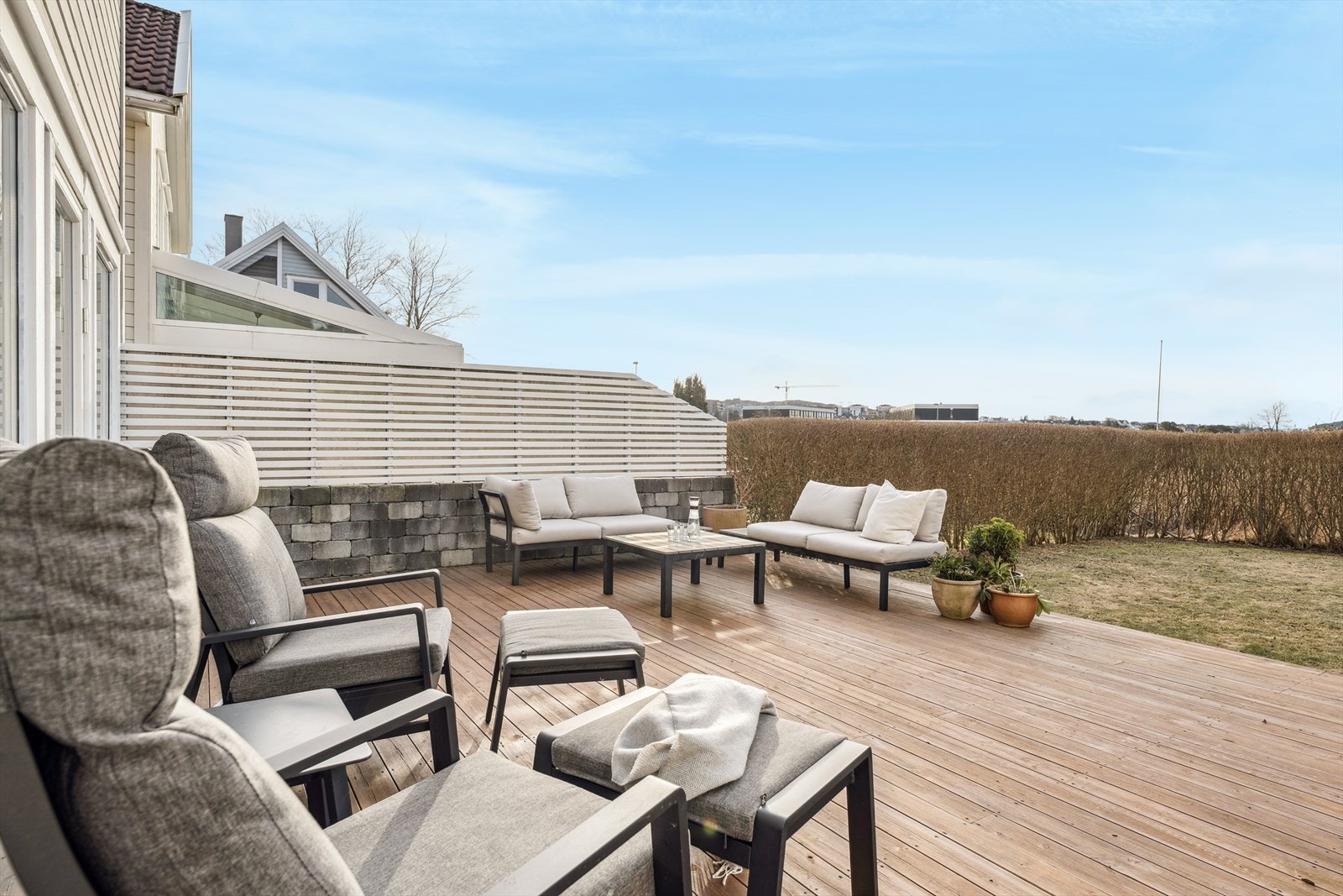 Uteområdet ligger solrikt til og er innrammet av hekk som skjermer mot innsyn. Tomten er totalt på 272 kvm. Galleribilde