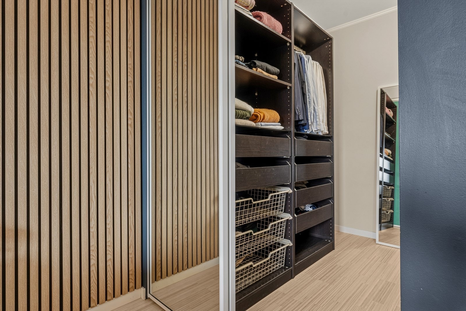 I tilknytning til soverommet har man en praktisk walk-in garderobe som er innredet med rikelig med lagringsplass (se punkt "ferdigattest"). Galleribilde