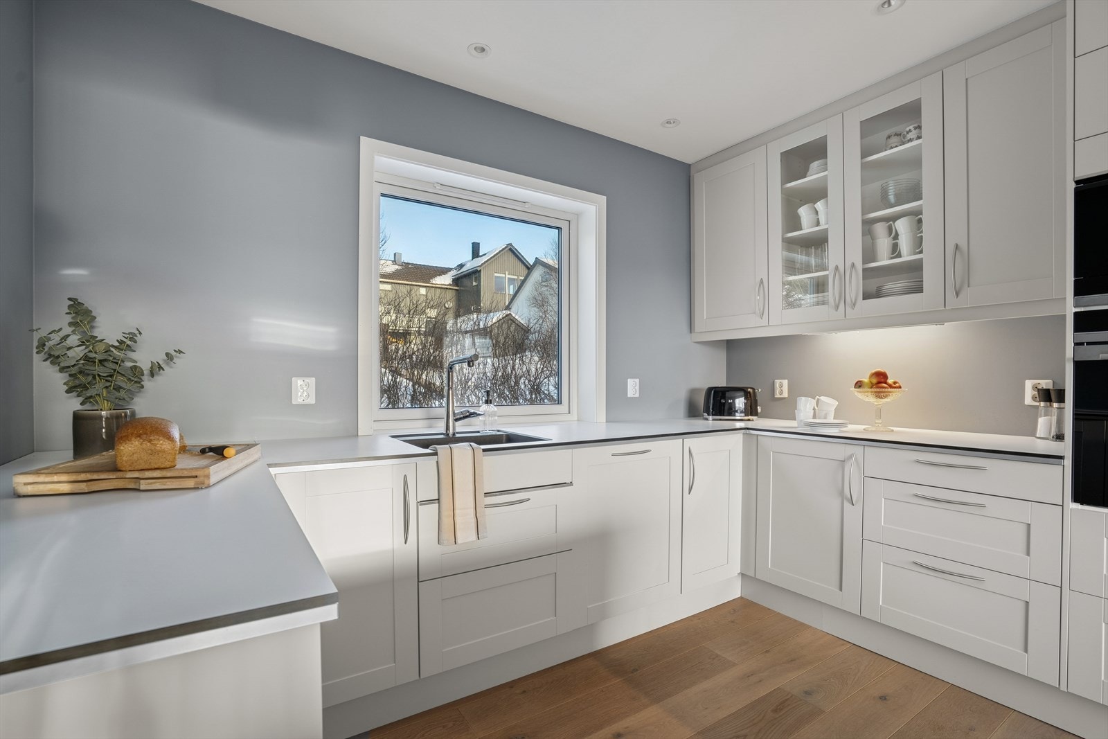 Innredningen har profilerte grå fronter og benkeplate i laminat - Det er svært godt utbygget med skap, skuffer og benkeplass Galleribilde