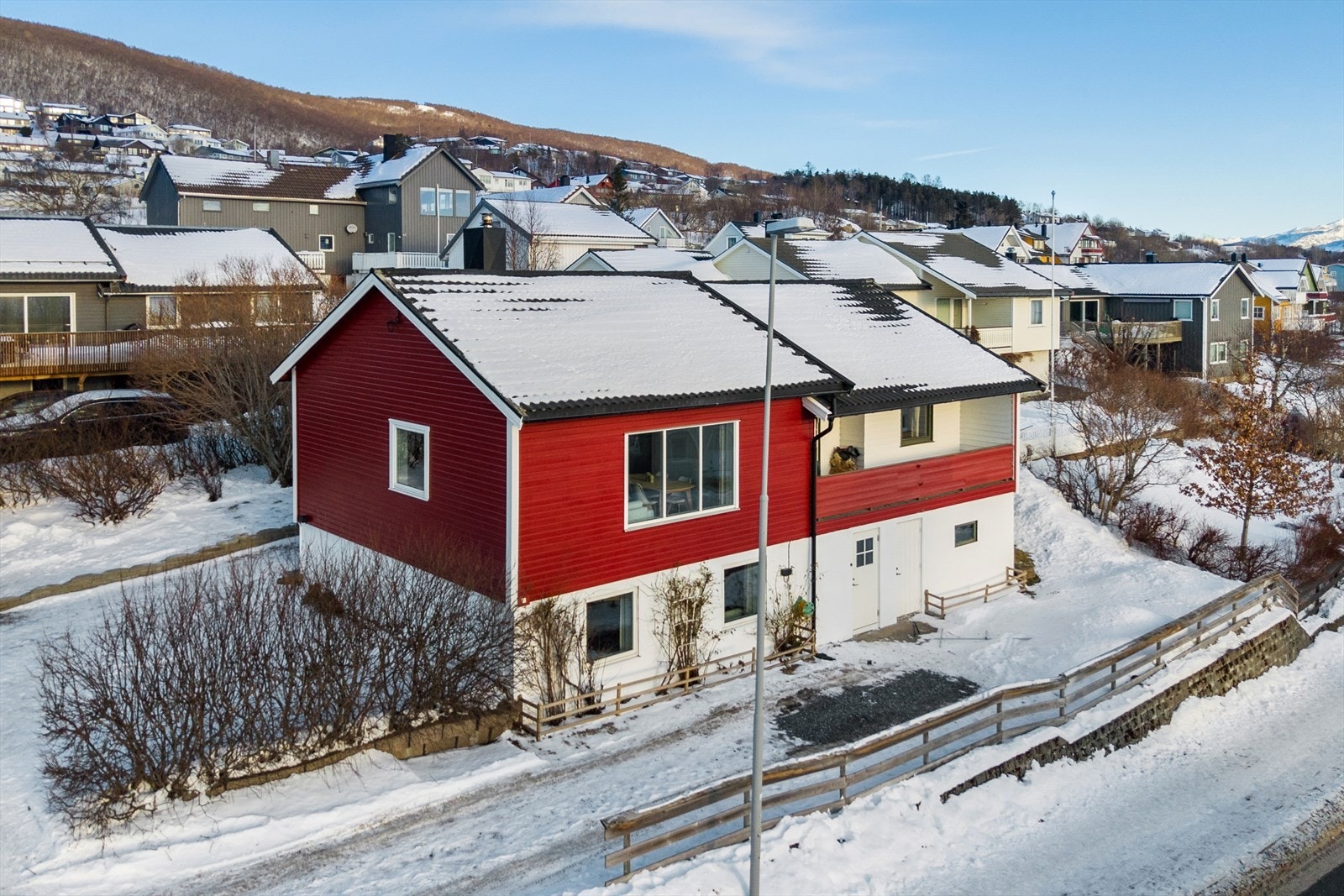Området er barnevennlig med nærhet til barnehage og skole, samt fine friluftsområder - Boligen ligger i sørvendt hellende terreng, noe som gir deg gode sol og utsiktsforhold Galleribilde