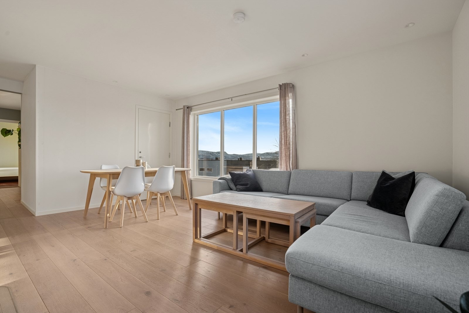 Rommet har en møbleringsvennlig utforming som gir plass til både sofakrok og spisegruppe Galleribilde