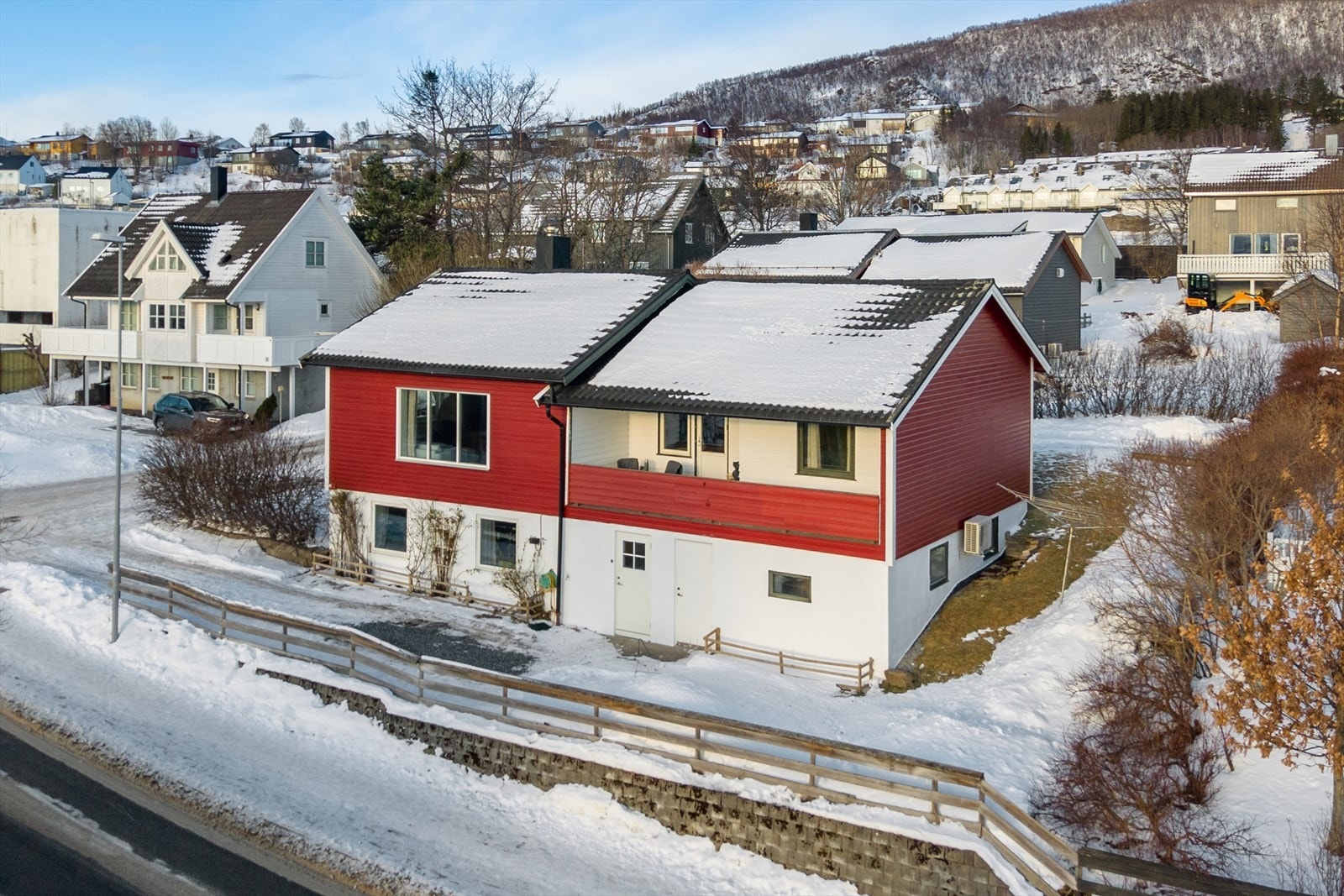 Eiendommen er opparbeidet med bl.a. parkeringsarealer og hage som strekker seg rundt flere sider av huset - Det er også etablert gjerde og hekk rundt deler av eiendommen Galleribilde