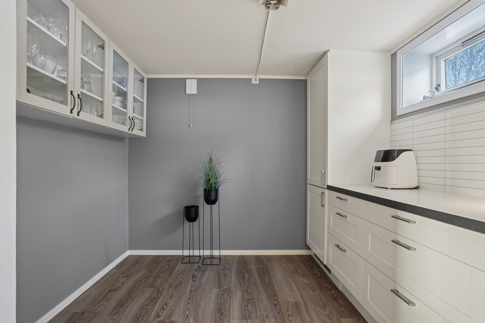 Ved behov får man også plass til kjøkkenbord - De integrerte hvitevarene medfølger og består av stekeovn, induksjonstopp, oppvaskmaskin og kombiskap kjøl/frys Galleribilde