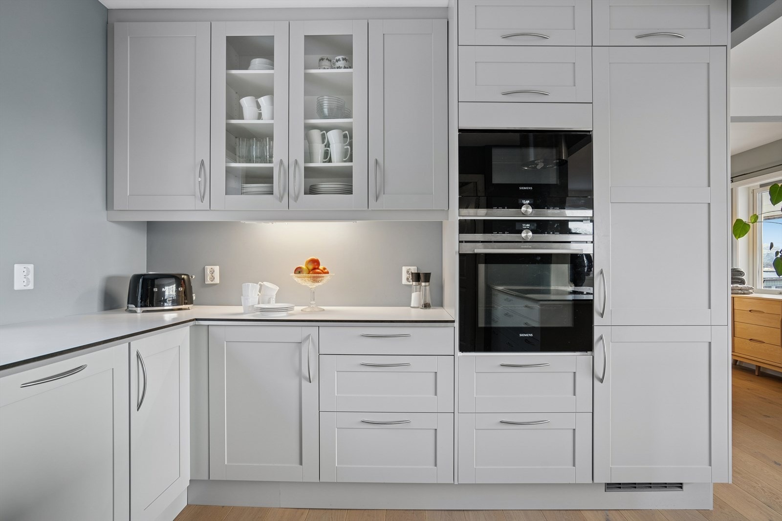 De integrerte hvitevarene medfølger og består av stekeovn, mikro, induksjonstopp og kombiskap kjøl/frys Galleribilde