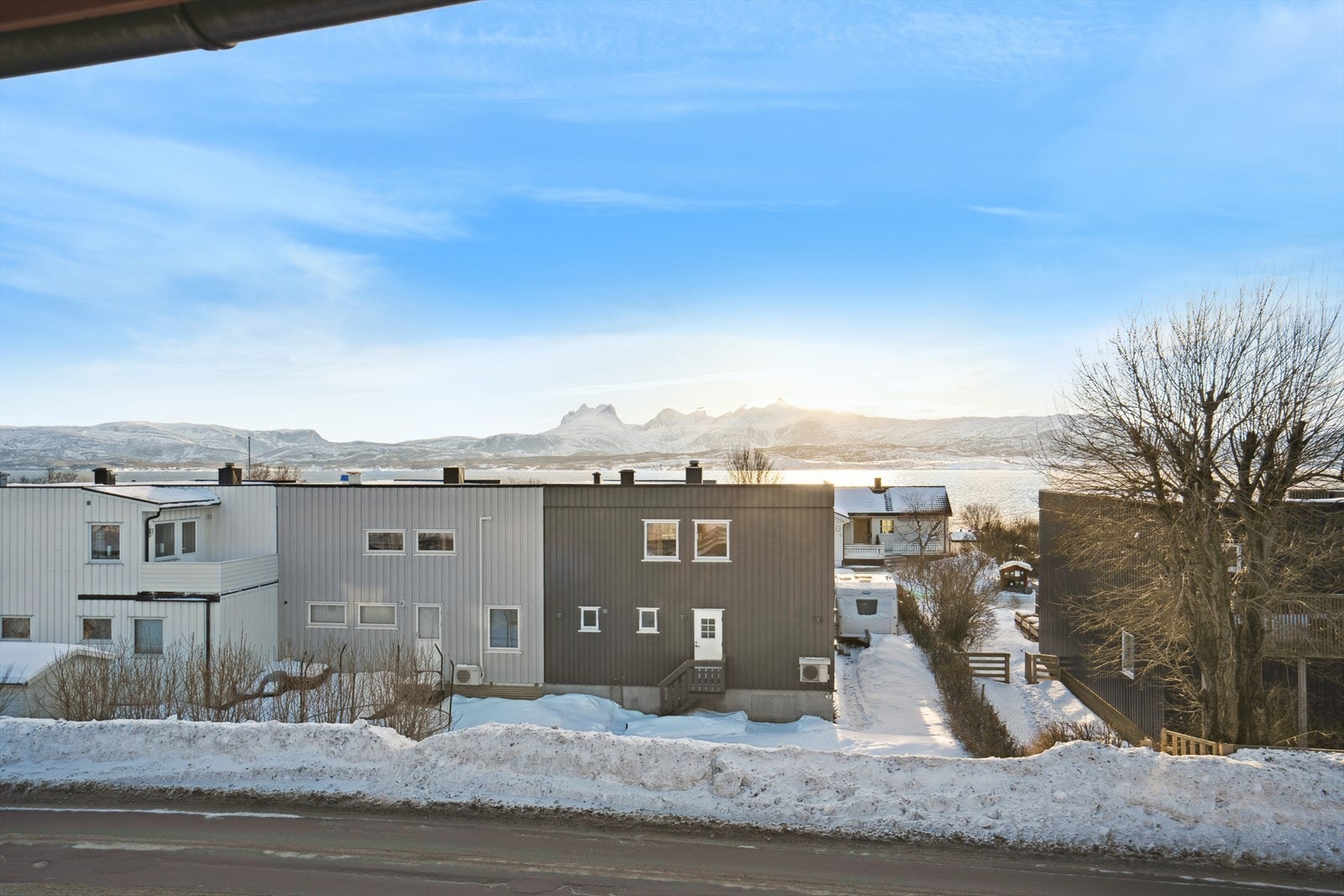 Utsikt over Saltfjorden med Straumøya og Børvasstindan i bakgrunnen Galleribilde