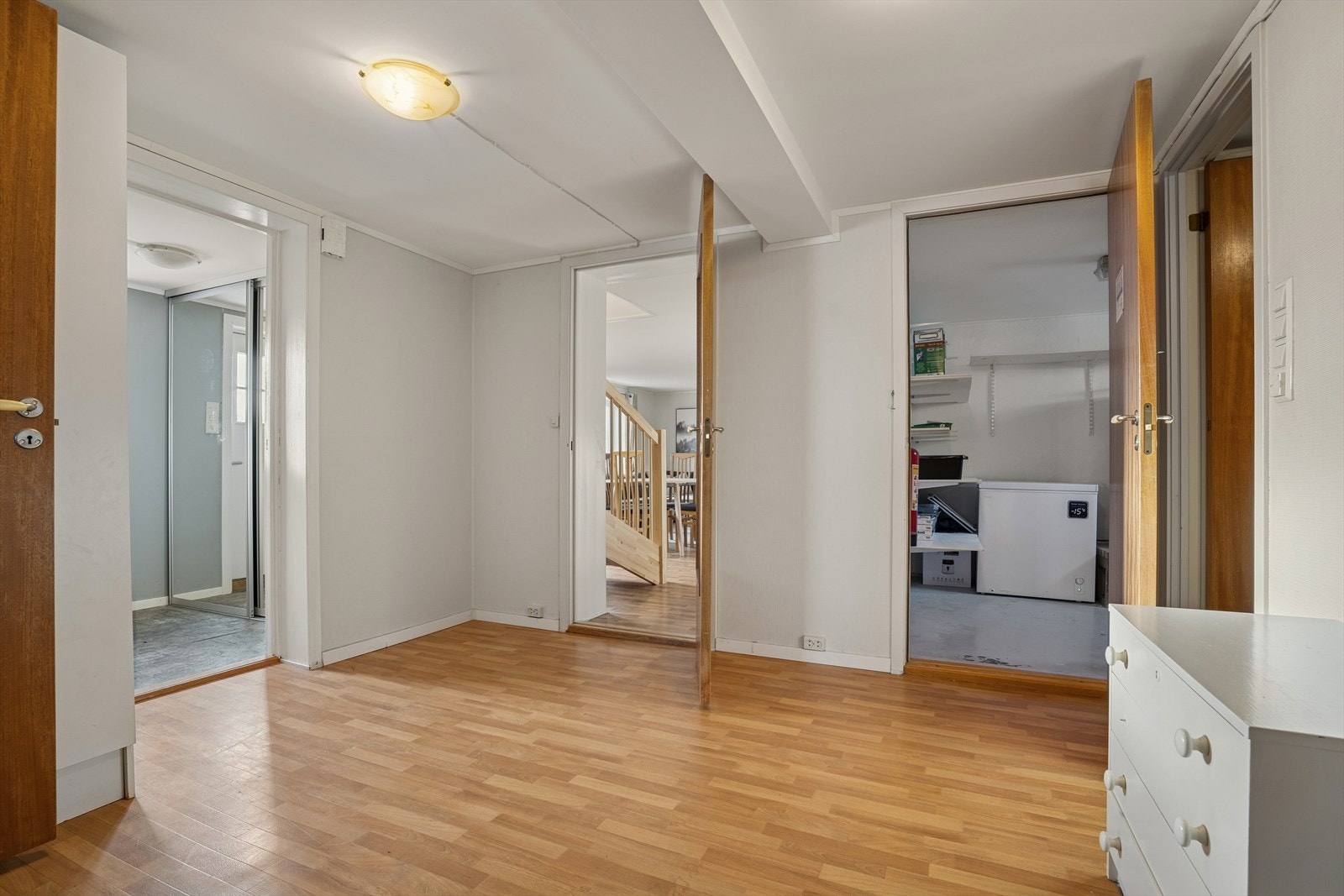 Underetasjen har eget inngangsparti, men det er også innvendig adkomst med trapp ned fra hovedplan Galleribilde