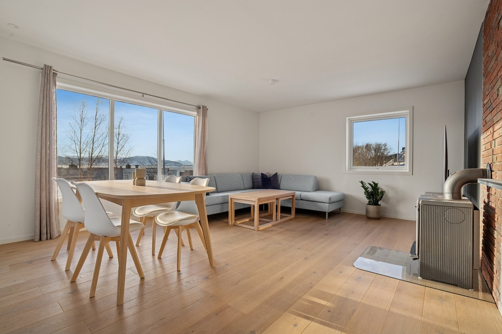 Gangen, stuen og kjøkkenet er oppgradert i nyere tid - Stuen er utført med et pent gulv, slette lysmalte overflater og ikke minst store vindusflater (vinduer av nyere dato) Galleribilde