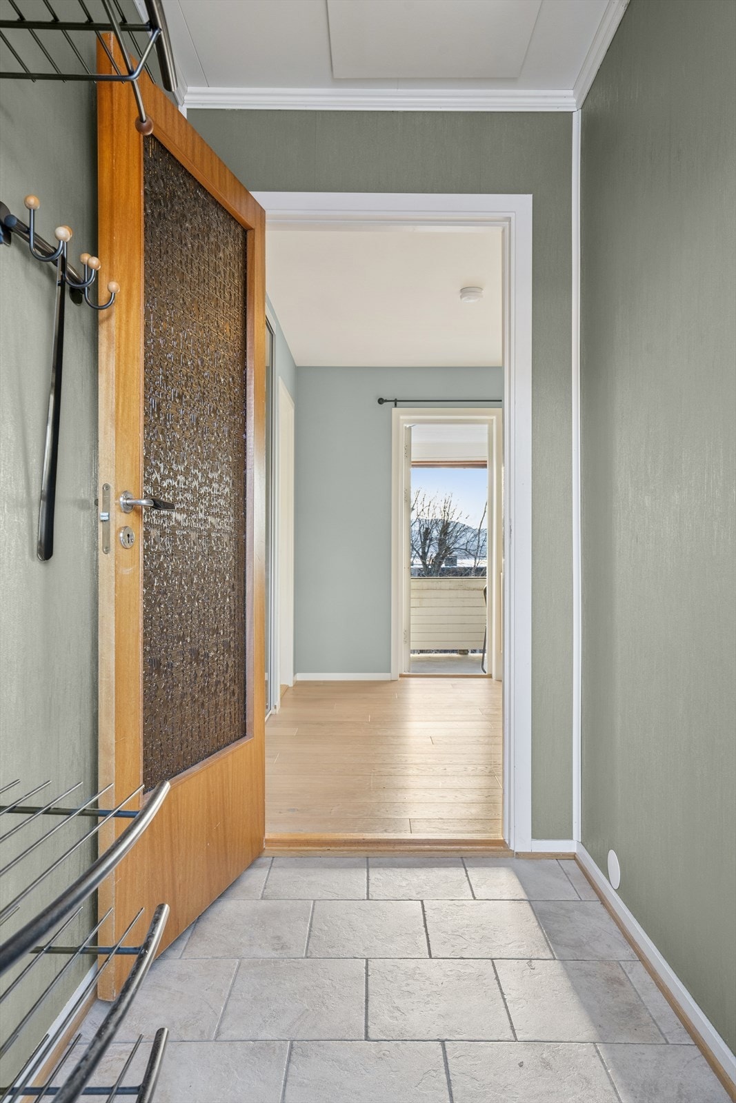 Du ønskes velkommen inn i en praktisk entré med plass til å henge fra seg yttertøy Galleribilde