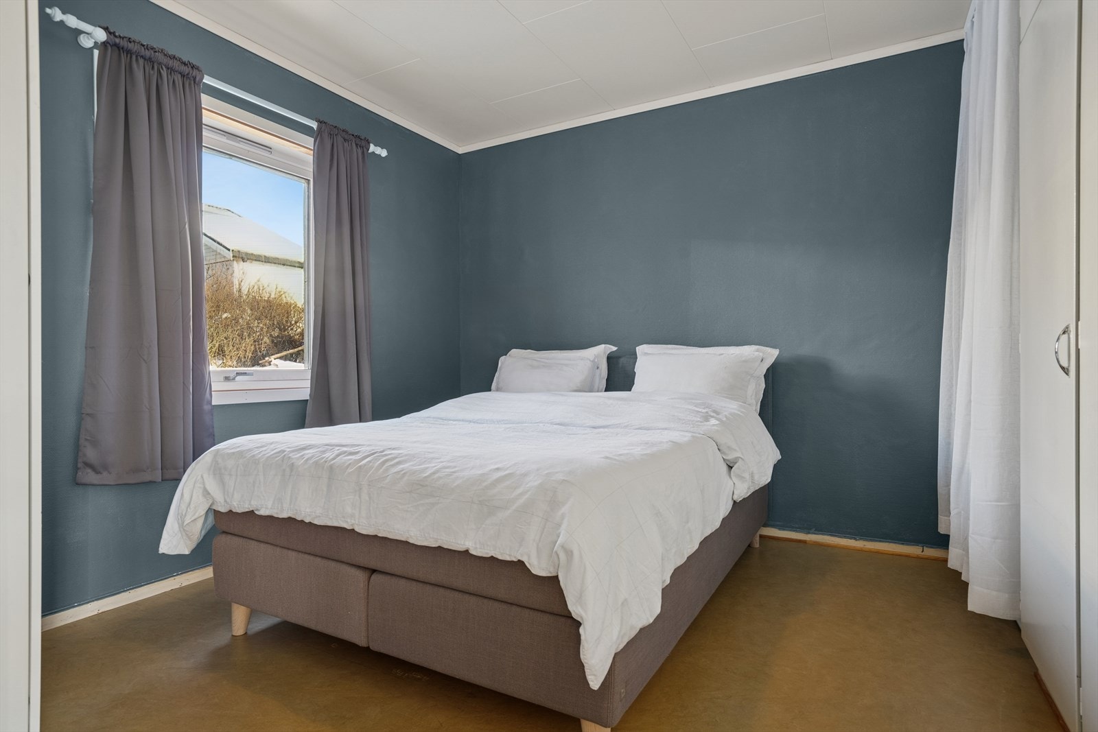 Soverom I - Hovedsoverommet byr på god plass til dobbeltseng og det er mye oppbevaringsplass Galleribilde