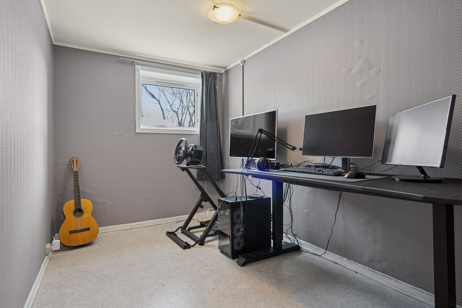 Soverom IV - Det andre soverommet brukes i dag som kontor, men kan lett gjøres om til barnerom, gjesterom eller hobbyrom Galleribilde