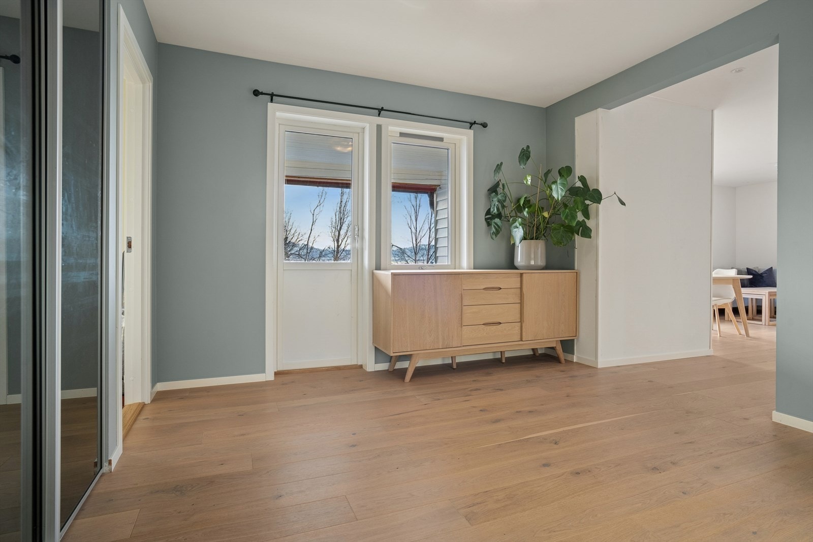 Gangen er utstyrt med skyvedørsgarderobe og herfra er det også utgang til balkongen Galleribilde