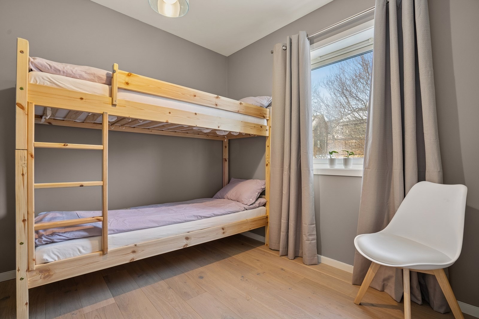 Soverom II - De to andre soverommene passer utmerket som barnerom, gjesterom eller hjemmekontor Galleribilde