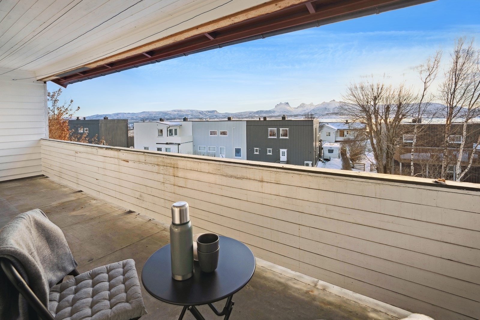 Den overbygde balkongen er på ca. 10 kvm og er solrikt vendt mot sør Galleribilde