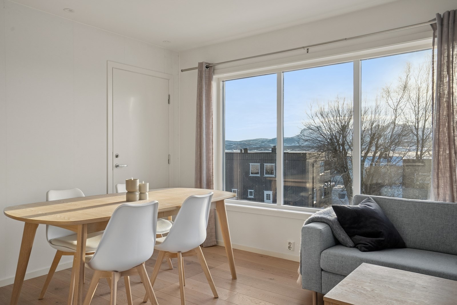 Fra de store sørvendte vinduene nyter du en meget flott utsikt over Saltfjorden med Børvasstindan i bakgrunnen Galleribilde