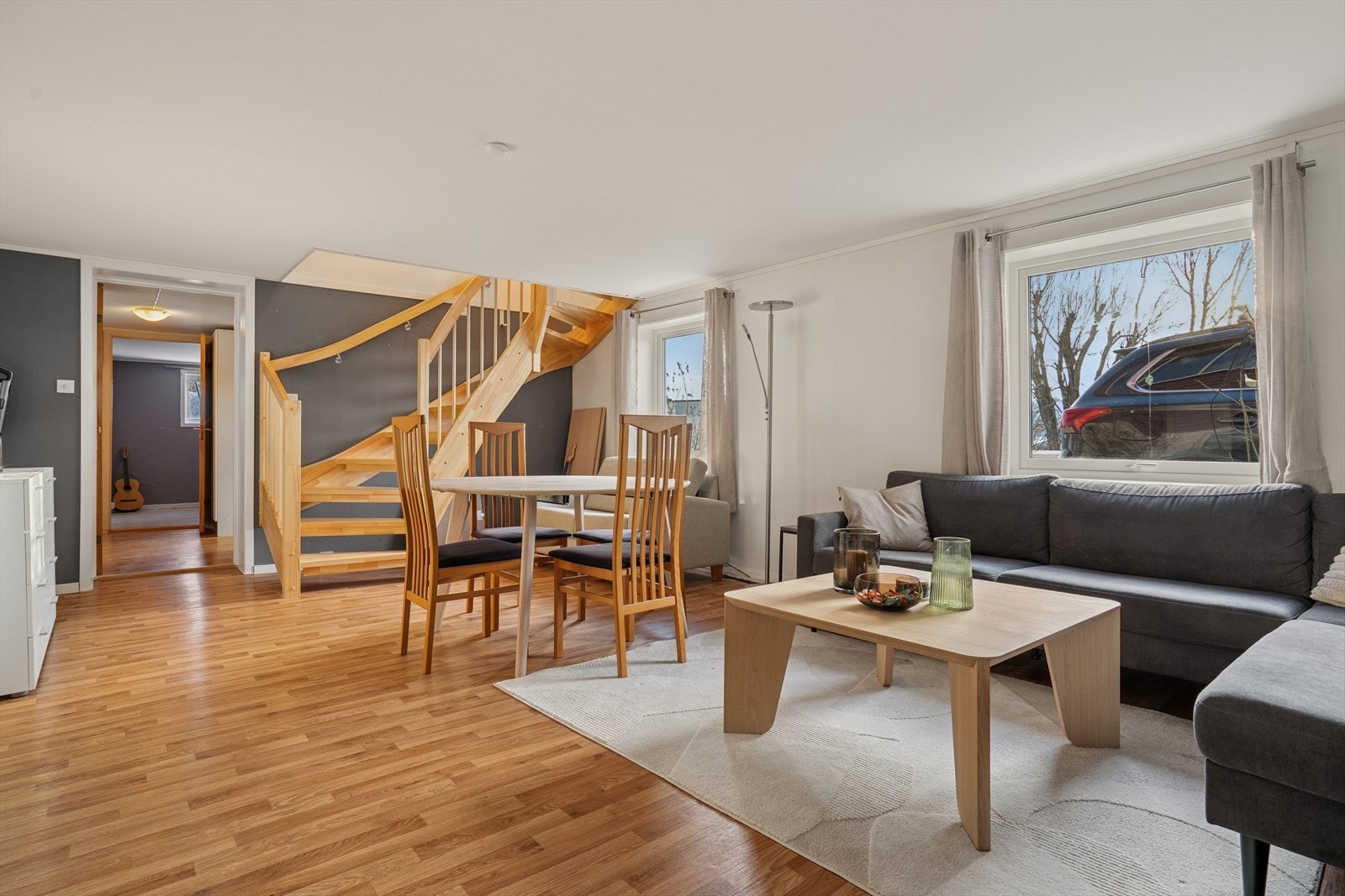 Underetasjen er innredet som 2-roms utleiehybel, men ved behov kan man fint benytte arealet selv - Her finner du entré, gang, 2 soverom, stue, kjøkken, bad og teknisk rom Galleribilde