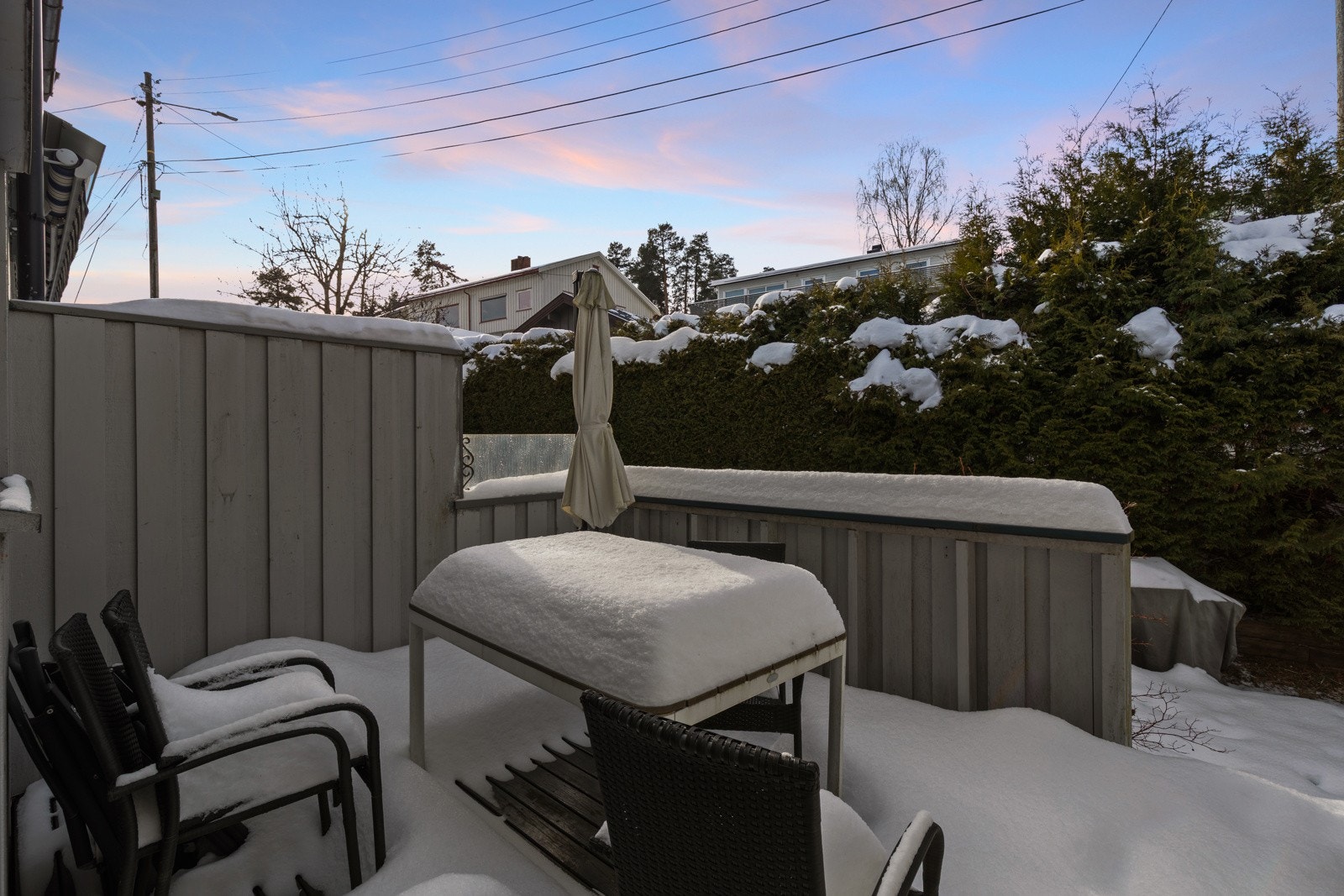 Solrik uteplass foran kjøkkenet. Galleribilde