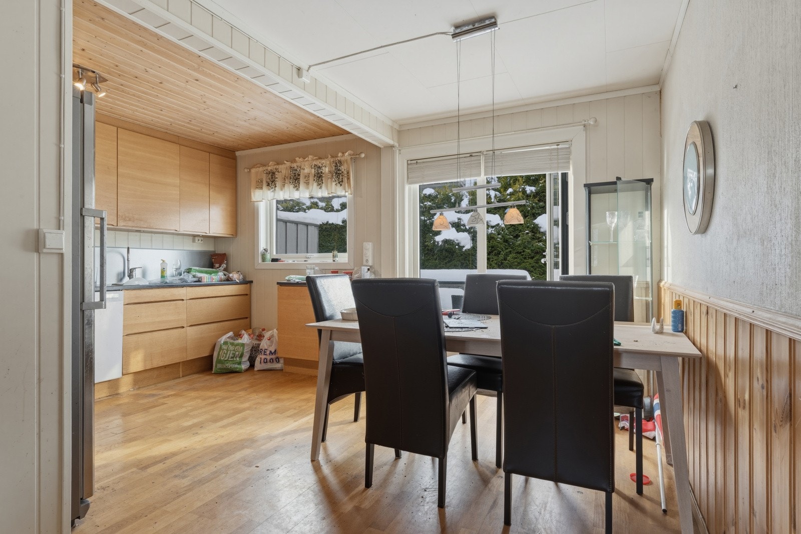 Kjøkkenet har plass til spisegruppe og utgang til terrasse. Galleribilde