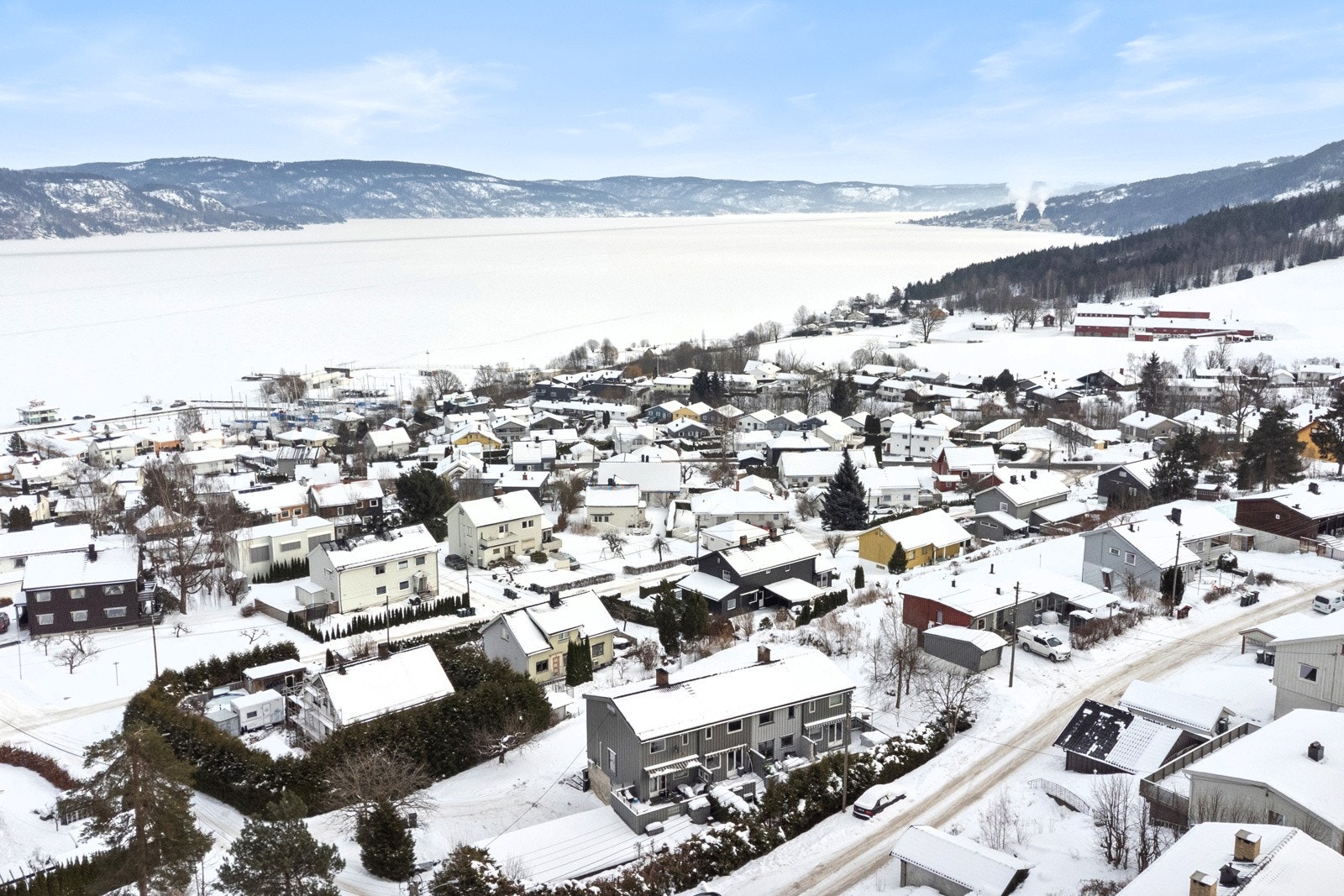 Det er kort vei ned til fjorden med badeplass Galleribilde