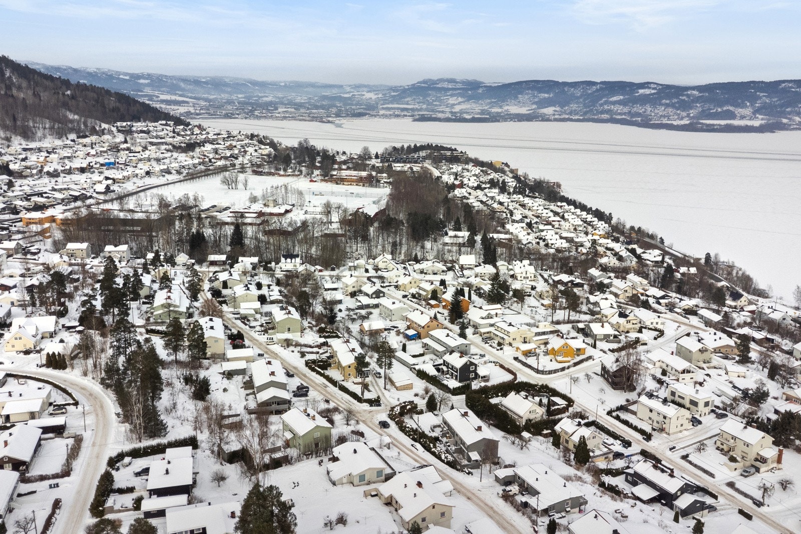 Skolen og idrettsplassen er synlig i bildet Galleribilde