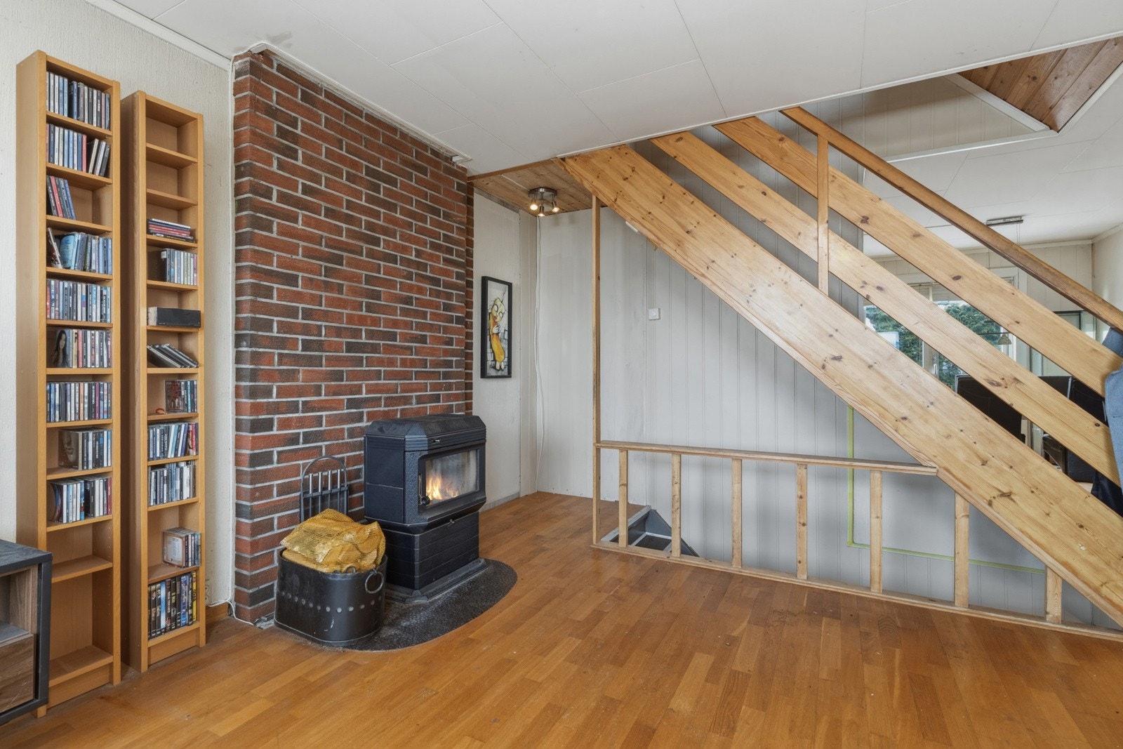 Stuen har peisovn som varmer godt Galleribilde