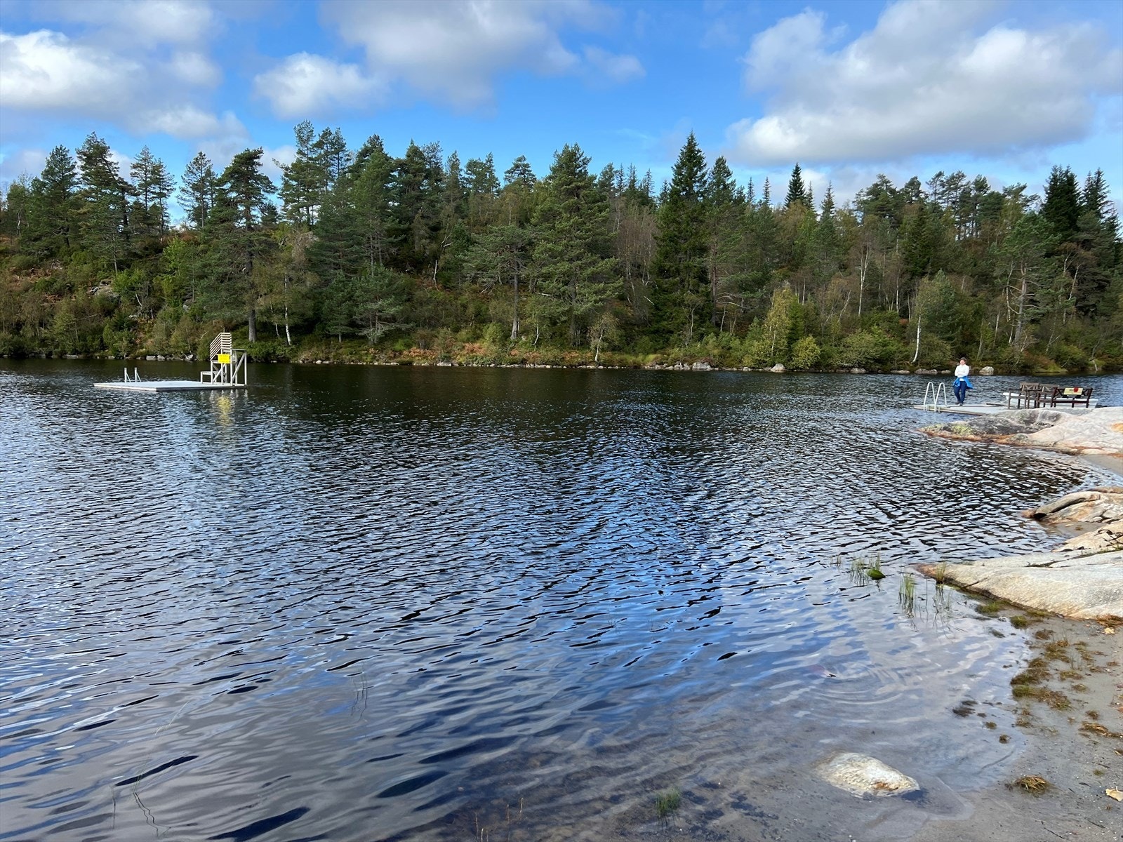 Bildet er fra området ved Gapahuk som er satt opp ved Stangevann, like ved hyttefeltet. Her er det nydelig å bade sommerstid. Galleribilde