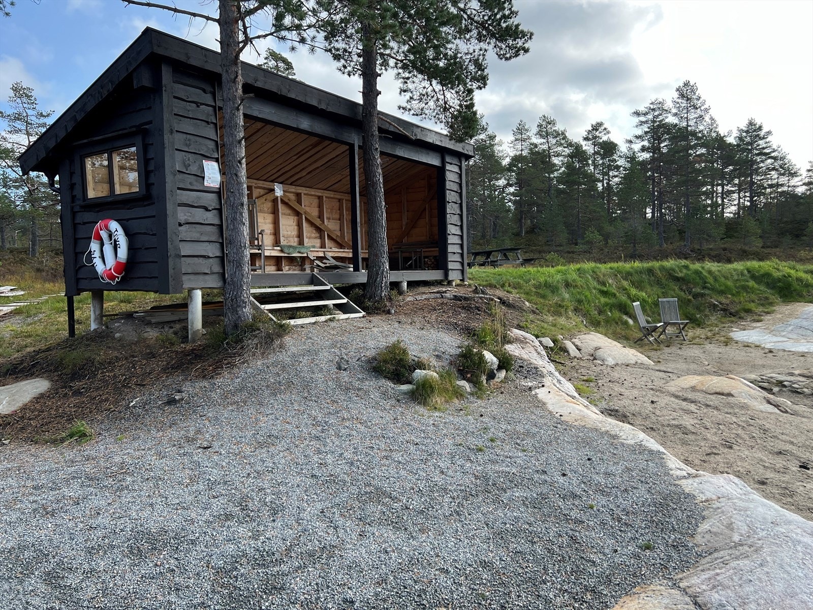 Bildet er fra Gapahuk som er satt opp ved Stangevann, like ved hyttefeltet. Her er det nydelig å bade sommerstid. Galleribilde
