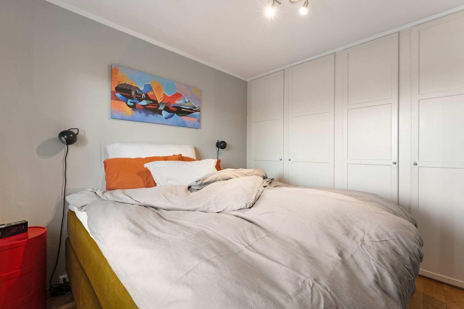 Her er det god plass til dobbelseng og tilhørende møblement. Det er også meget godt med skapplass. Galleribilde